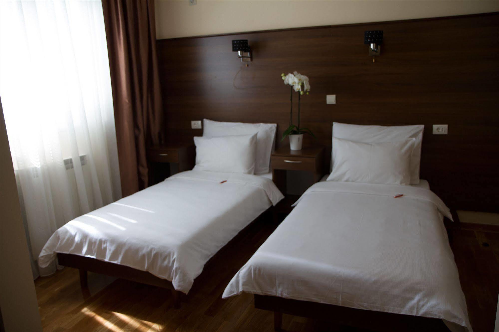 Hotel M Podgorica Kültér fotó