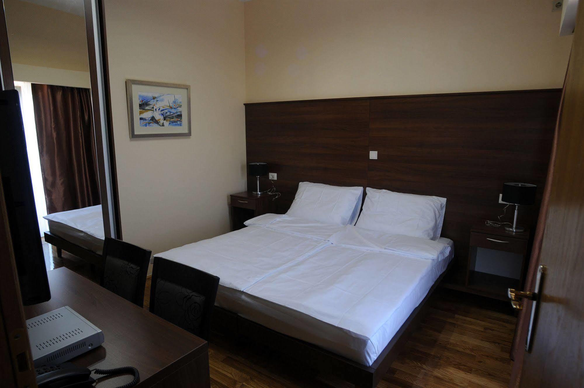 Hotel M Podgorica Kültér fotó